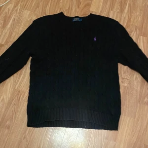 Polo ralph lauren stickad crewneck - Säljer en polo ralph lauren crewneck svart med lila logga den e änkta såklart då jag har fått den av farsan  Nypris 2200kr  Storlek M men passar också s