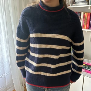 Stickad tröja - En superfin stickad tröja från Zara. Nästan aldrig använd💕Inte trasig och inga fläckar! 