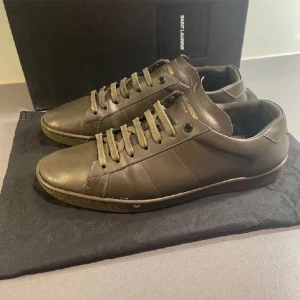 Saint Lauren skor - Säljer dessa jättesnygg saint lauren skorna som är perfekta för sommaren. Jättefint skick som ni ser på bilderna. Storlek 43 passar även lite större. Box, påse, kvitto mm följer med. Skriv vid frågor/fler bilder. Pris är diskuterbart. 