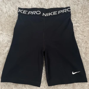 nike pro shorts - så bekväma träningsshorts från nike pro 💕har aldrig använt så är i bra skick 💗nypris 429 kr
