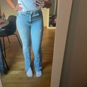 Jeans med slitingar och slits  - Jeans från Zara, storlek 36. Bra skick, slitningarna är menade att vara där🎀