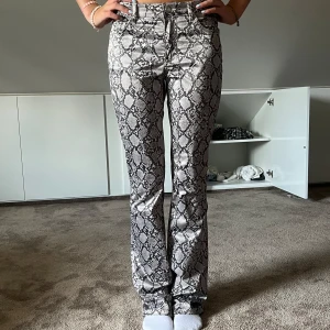Skinnbyxor mönstrade  - Orm mönstrade byxor köpta på weekday. Mycket sparsamt använda! 