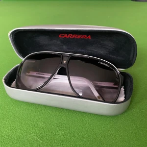 Carrera Grand Prix 2 Solglasögon - Carrera Grand Prix 2 i bra skick förutom ett par repor på glasen som syns i bilden.