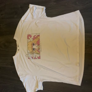 Vit T-shirt med Animetryck - En vit T-shirt med Animetryck 🤍Storlek 4XL men även perfekt för någon som vill ha den overzied! 💕