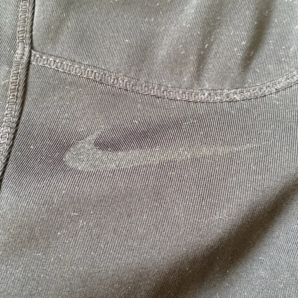 Säljer sköna träningsbyxor från Nike. Lappen har gått av men skulle säga att dem är i storlek 146/152. Har två stora fickor. Nike märket har åkt av. . Jeans & Byxor.