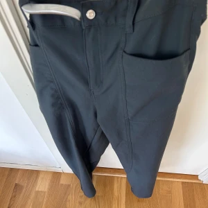 Kostymbyxor zara - Kostymbyxor från zara som ja aldrig använder mer . Sitter bra och är fin färg men lite för stora. Storlek är 42 som motsvara till 32. Bra i midjan samt längd men lite för baggy.