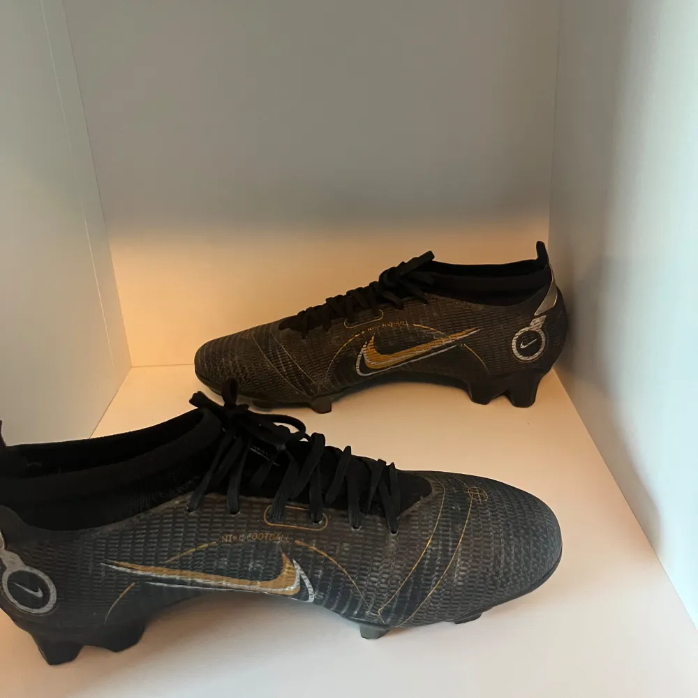 Bra skick 6,5/10. Nike Mercurial Varpor 14 FG ( Svart, guld och silver) Jag har mestadels använt dessa på naturgräs. Jag seljer dessa på grund av att de är försmå, . Skor.