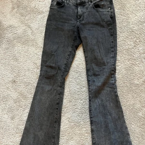 Lågmidjade jeans  - Gråa lågmidjade bootcut jeans ifrån Gina Tricot💕