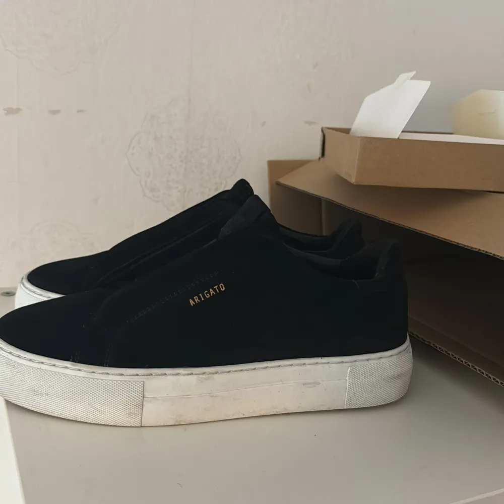 Storlek 40 Rena och kommer med box . Kengät.