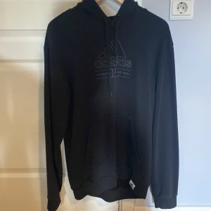 Adidas hoodie - Svart Adidas hoodie i Storlek L men passar M.