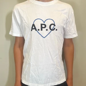 Helt ny APC t-shirt - Sprillans ny A.P.C tischa med tags kvar, skick ~ 11/10 | Självklart äkta | Storlek S, normal i storlek, passar perfekt på mig som är 178 cm / Mvh
