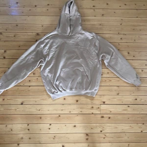 Beige hoodie i bomull - Säljer en supermysig beige hoodie i storlek M. Den är gjord av 100% bomull och är perfekt för höst och vinter. Hoodien har en klassisk design med en stor ficka på magen och en bekväm huva. Den är i nyskick och väldigt skön att ha på sig. Perfekt för både vardag och chillkvällar hemma!
