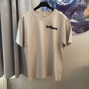 Sunflower T-shirt - GARDEROBSRENSNING! 🗣️ Jag säljer flera plagg som tyvärr inte passar mig. Här är några detaljer: * Plaggen är köpta på antingen NK eller Care Of Carl och kvitto/orderbekräftelse kan eventuellt tillhandahållas vid behov * Allt är i utmärkt skick! ✅