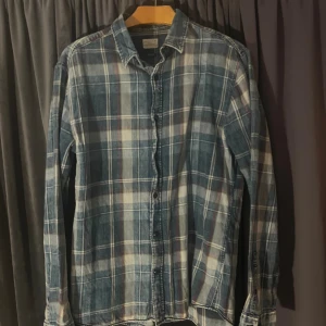 Blå rutig skjorta - Säljer snygg skjorta från selected homme storlek M. 
