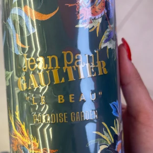Jean Paul Gaultier Le Beau Paradise Garden Parfym - Säljer en  parfym från Jean Paul Gaultier, 'Le Beau' Paradise Garden. Oöppnad 75ml, är slutsåld överallt 
