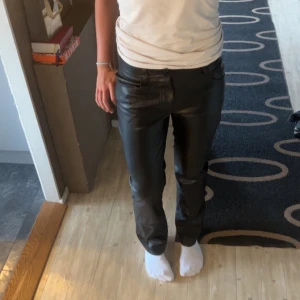 Skinn byxor - Mycket bra skick och andvänt Max 3 gånger. Säljer pågrund av att de tyvärr inte kommer till användning💕