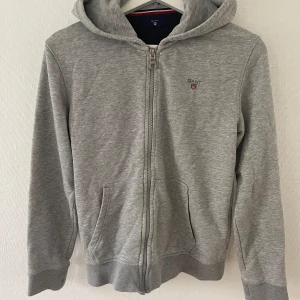 Ziphoodie från Gant, strl 158/164 - Ziphoodie från Gant i använt men bra skick. 
