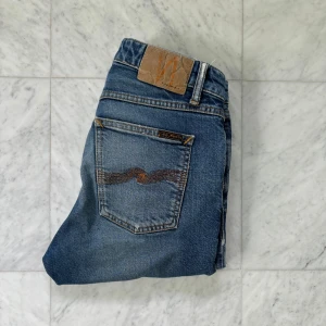 Nudie Jeans - Säljer nu dessa otroligt snygga Nudie Jeans i en slim-fit passform | Jeansen är i bra skick, se bilder och avgör själva | Storlek: 28/30 | Nypris: 1900 kr | Hör av er vid minsta fråga eller fundering :)