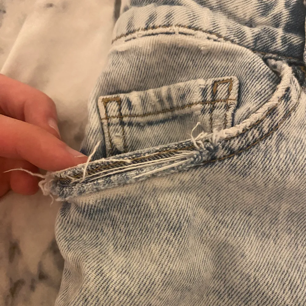 Säljer nu dessa ljusblå jeans från Lindex i stl 158 vilket motsvarar ungefär 12-13 år. Skick 7,5/10, lite slitna vid ena fickan och midjan som man kan se, ser dock ut som om det skulle kunna vara design. Skriv till mig vid fler frågor eller bilder ✨. Jeans & Byxor.