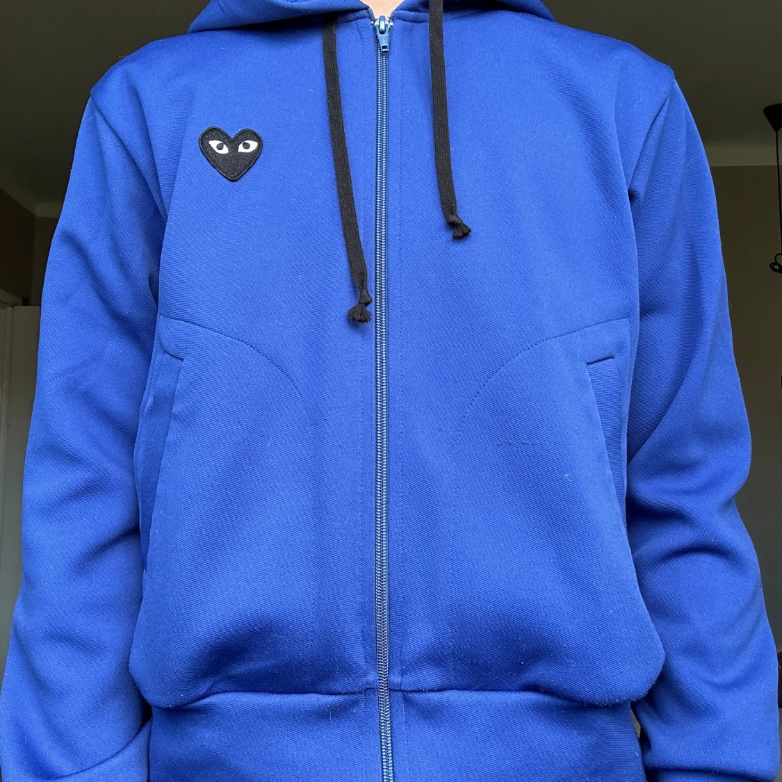 Blå hoodie med hjärtdetalj - 91