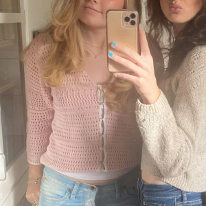 Rosa stickad kofta - Säljer en superfin rosa stickad kofta. Den är croppad och har knappar framtill. Perfekt för vår och sommar! 🩷