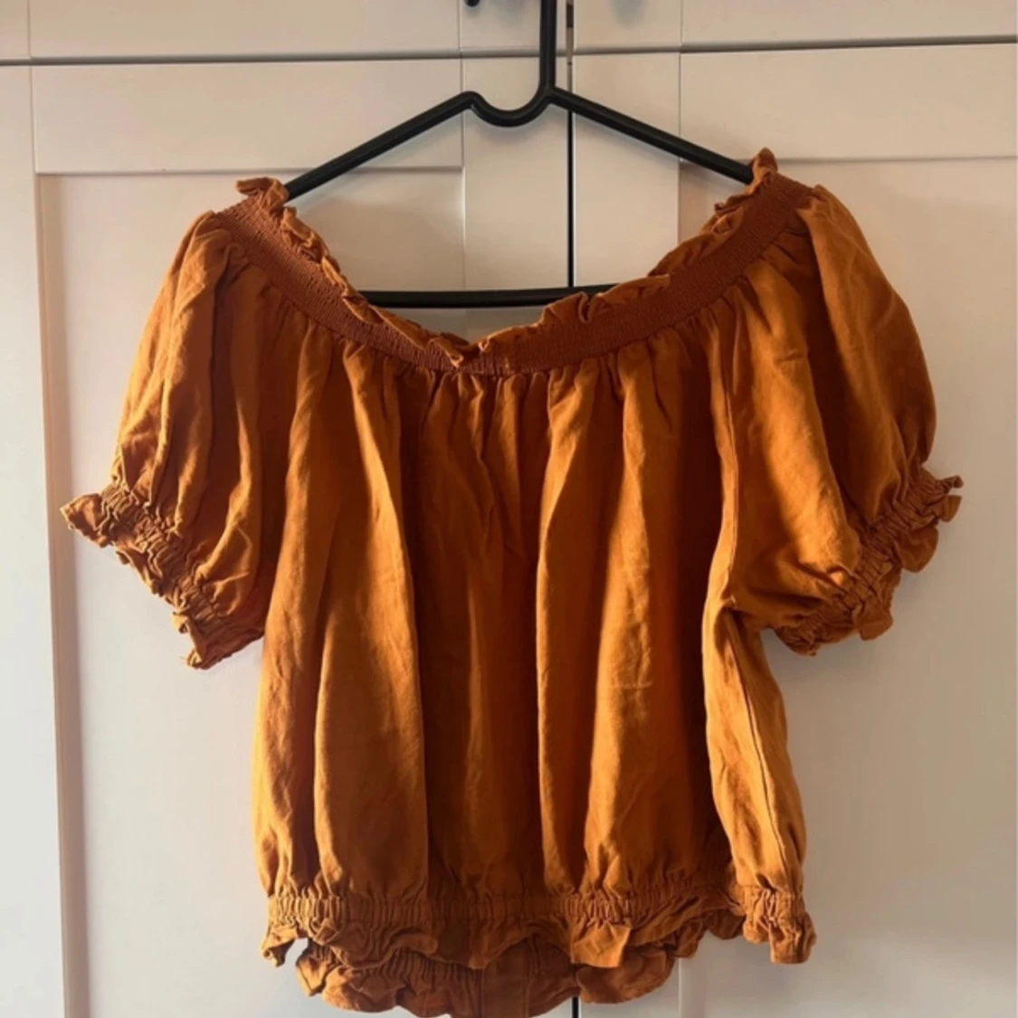Orange off-shoulder topp med knappar - 90