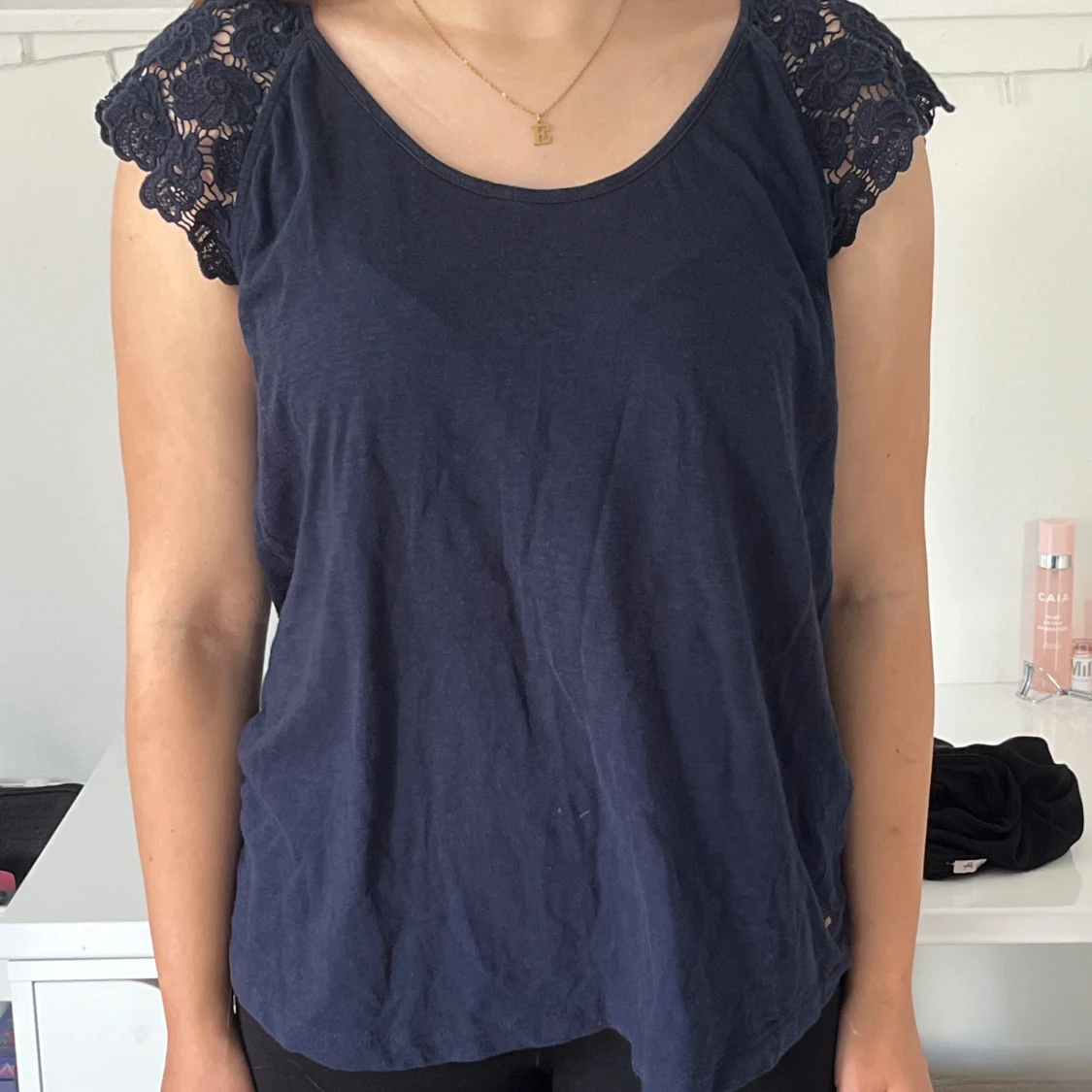 Mörkblå topp med spetsdetaljer