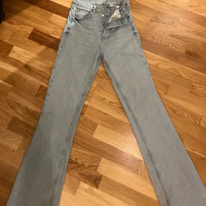 Högmidjade flare/bootcut jeans  - Bra skick endast använda några få gånger, lite slitna längst ner men annars inget synligt. Lite långa för mig som är 165. 