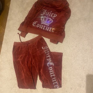 Juicy set - Juicy couture set i vinröd färg med diamanter på ryggen och byx benet har gått upp i vikt därför kan jag inte ha de längre🥲älskar de annars!