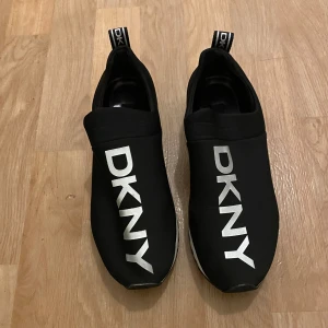 Dkny skor - Jättebra skick, storlek 38, jättebekväma. Använda 2-3 ggr.