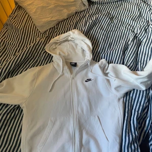 Nike zip hoodie  - Som ny  Säljes pga växt ut  