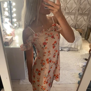 Blommig kort klänning  - Söt klänning, fint skick!  Storleken är 42 men personligen brukar jag ha 36 och den passar fint ändå🩷