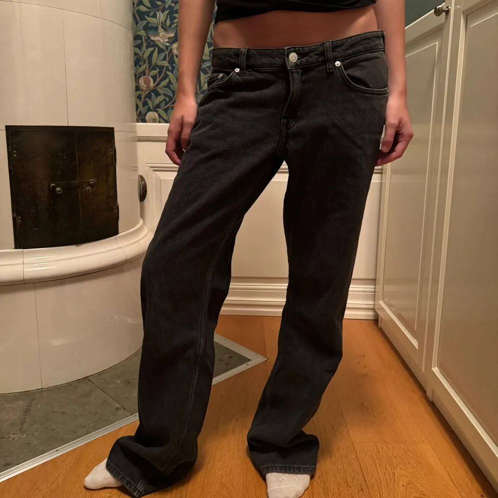 As coola från weekday, storlek 28/32 men är loose fit så passar S och M🫶🏼midjemått: 38cm innerbenslängd: 78cm. aldrig använda så nyskick! Tryck gärna KÖP💘💘 köpta för 600kr men säljer för 450🩷. Farkut & Housut.