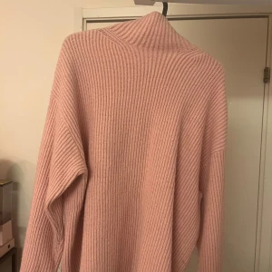 Stickad tröja - Ljusrosa stickad tröja med halvpolo och sluta i ärmen från H&M i storlek M (passar även L). Endast använd några gånger så därmed lite nopprig. Köpt för 350 säljs för 280