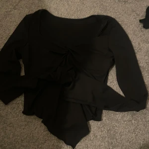 fin svart fest tröja  - fin svart tröja med knyte mellan brösten, ribbat material 