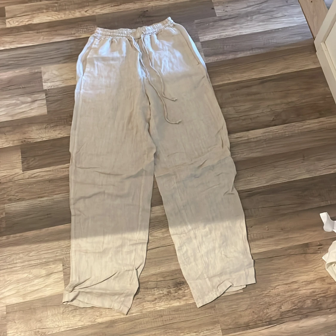 Chelsea linnebyxor beige.