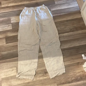 Chelsea linnebyxor beige. - Fina linnebyxor från Chelsea i storlek xs som passar min syster som är 163❣️
