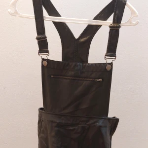 Klänning - Säljer denna oanvända klänning som är fin att ha över en tröja, nypris 249, säljer för 99🫶🏼