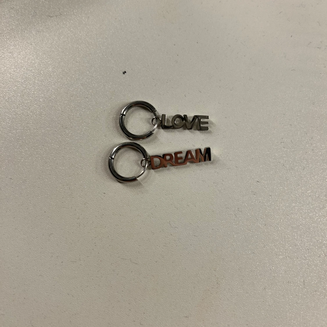 Örhängen med texten LOVE och DREAM