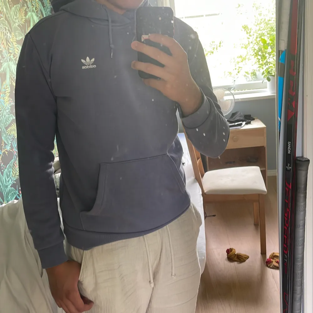 Säljer nu denna adidas hoodie då den inte används. Knappt använd och har inga som helst fel. Är storlek S men passar också M. Nypris 650kr. Mitt pris 350kr. Priset kan diskuteras vid snabb affär. Hoodies.