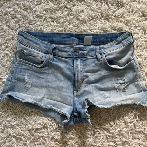 Lågmidjade jeans shorts -   Andvända, skicket är bra. Tvättas inann köp.  