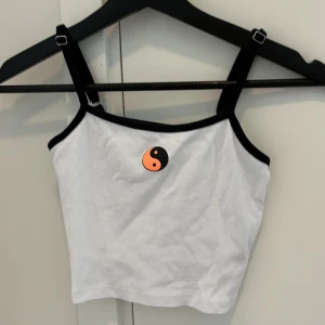 Jätte snygg cropped linne! - Jättesnyggt cropped line!! Bra kvalite! Kontakta mig för fler bilder privat!! Köparen står för frakten!💗💗