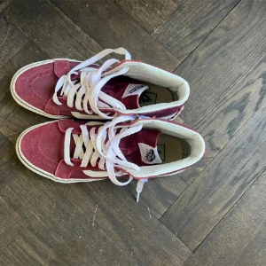 Vans  - Röda vans använda fåtal gånger. 