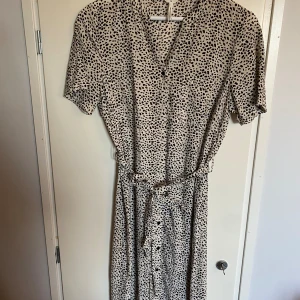 Klänning - Klänning från OBJECT i storlek 36. Använd några gånger så i nyskick. Säljer då den inte används. Skriv vid frågor eller för fler bilder💕