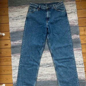 Monki jeans - Jeans köpta från Monki. Använda sparsamt och i fint skick. Äldre modell som ska vara baggy. Kom privat för fler bilder eller mått. Pris kan diskuteras⭐️