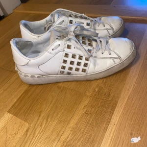Valentino sneakers Rockstud dam 39, stor i storleken - Säljer mina Rockstud i stl 39 (sitter som 39.5). Äkta med kartong och dustbag. Använda men bra skick på utsidan och i sulan, dock slitna i hälen på insidan, därav det låga priset. Förutom slitage vid hälen i bra skick på insidan. Nypris nu runt 8000
