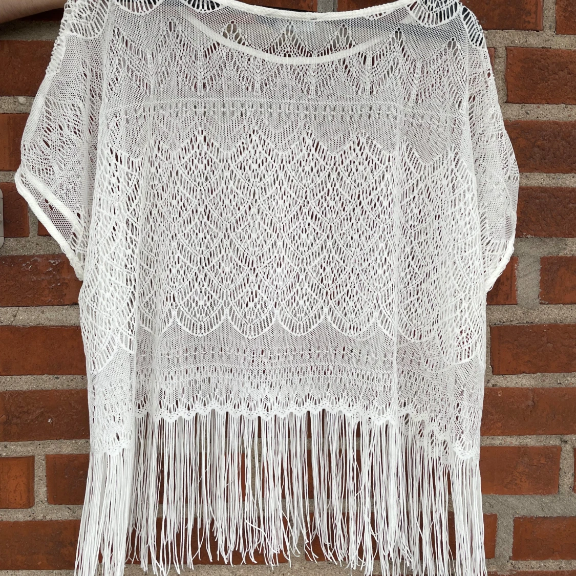 Snygg topp i spets med fransar. Strl L - 90