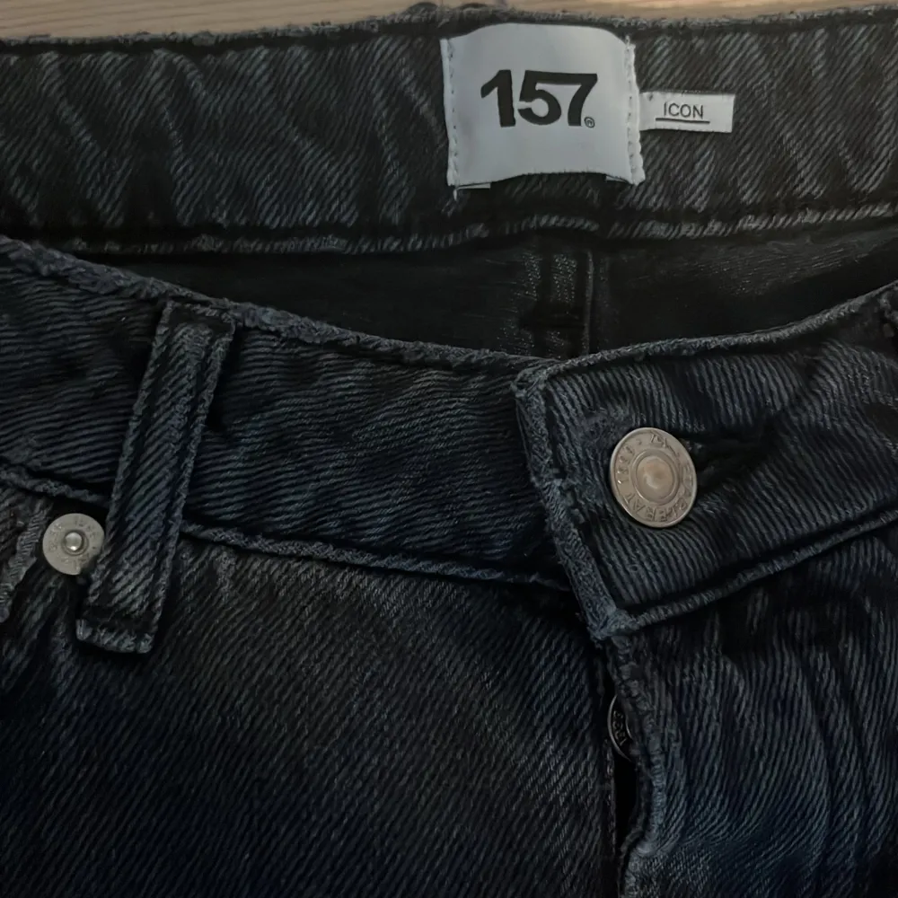 Lågmidjade straight jeans i bra skick från lager 157 ☺️ Använda få gånger ❤️ (Köpta för 400kr). Jeans & Byxor.