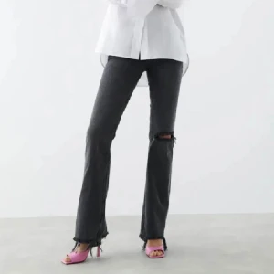 Full lenght jeans - Full lenght jeans från ginatricot i storlek 32, sparsamt använda 
