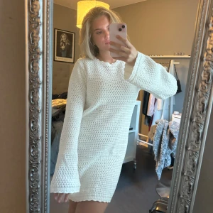 Strandklänning från Gina Tricot - Säljer min fina standklänning då den inte sitter som jag hade tänkt, köpte för över ett år sedan och endast använd en gång samt tvättad en gång🌸🩷Säljer för 200+frakt